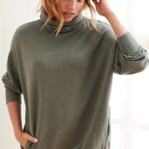 aerie Women’s Olive Green Turtleneck Sweatshirt, size M